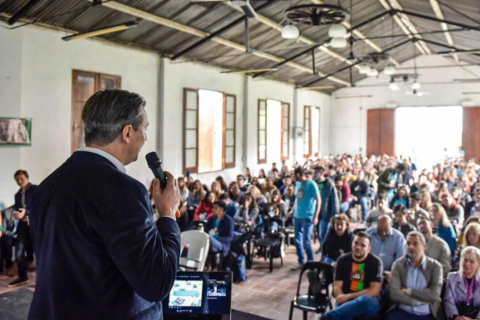 Bahl brindó una conferencia a estudiantes universitarios
