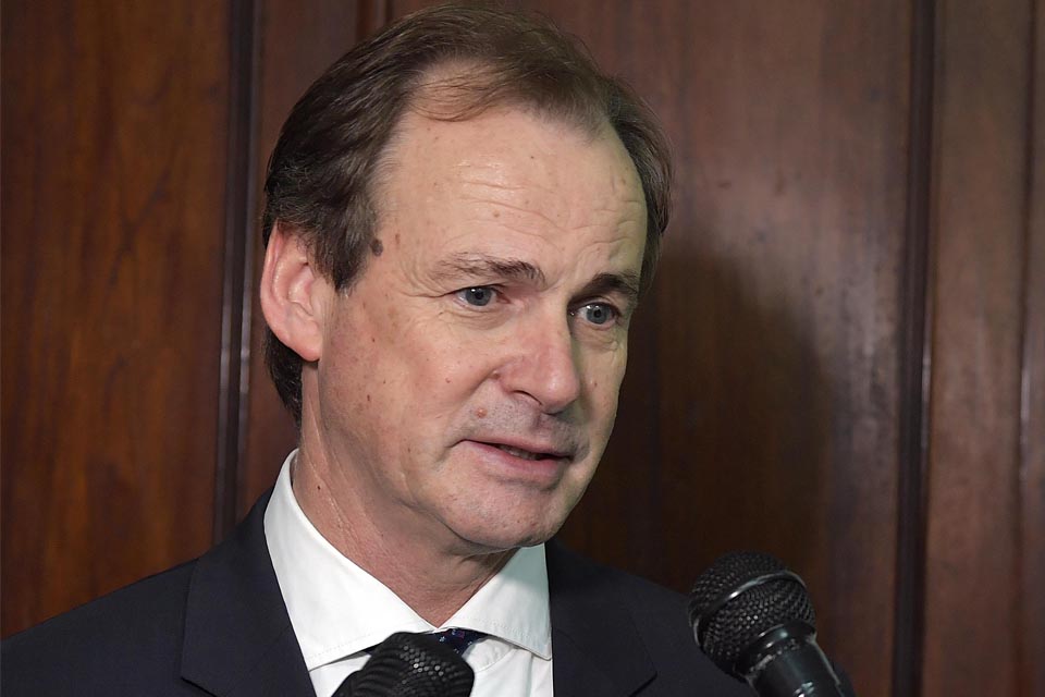 Bordet prometió mejor oferta a docentes y dará lo mismo a estatales