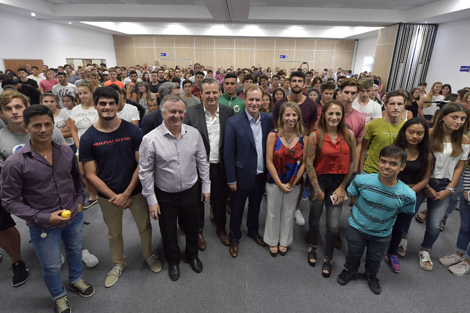 Bordet se diferenció de Macri y destacó su inversión