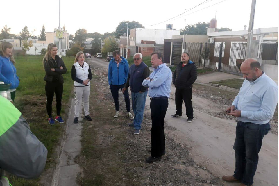 Varisco fue a prometer asfalto a días de las elecciones y fueron sólo 20 de 500 vecinos