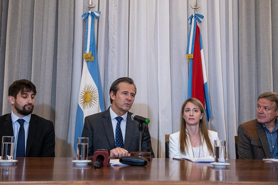 Bahl y Zoff asumen en el Teatro municipal