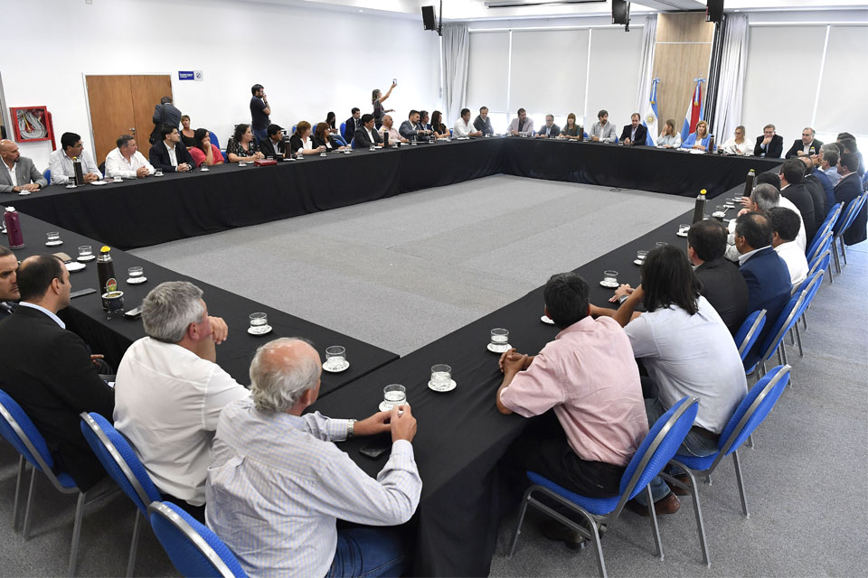 Bordet bajó línea a intendentes PJ de cara a las paritarias