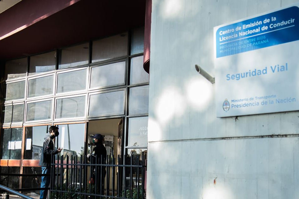 Bahl echó a funcionaria que habría retenido sueldo de empleados