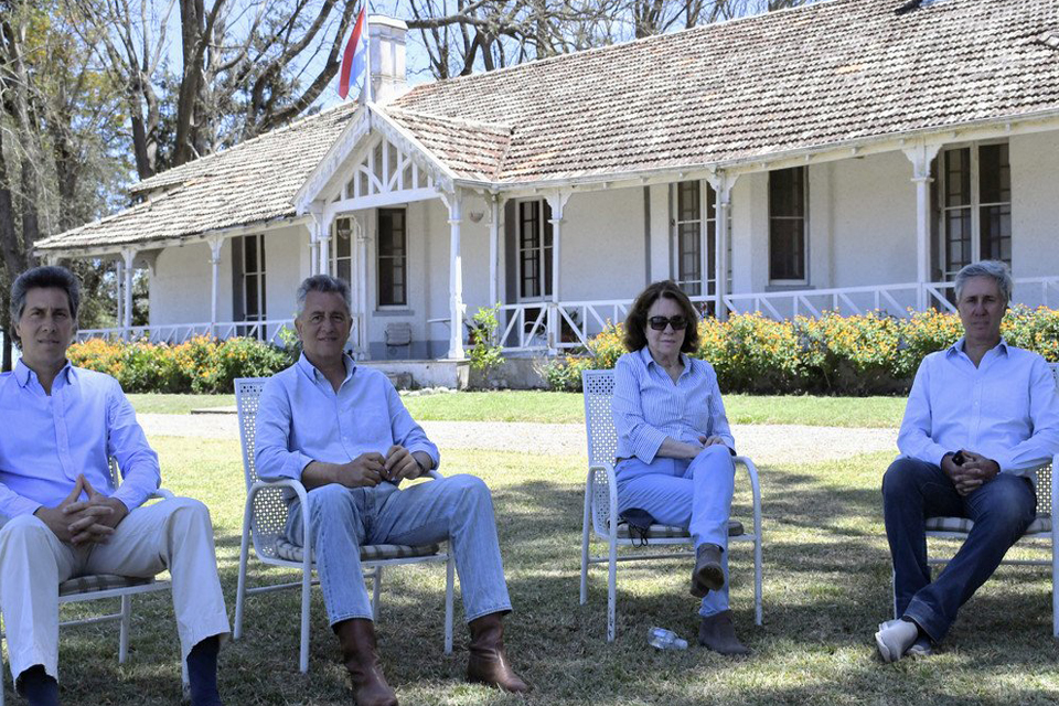 Muestran papeles de cuando les vendió Busti