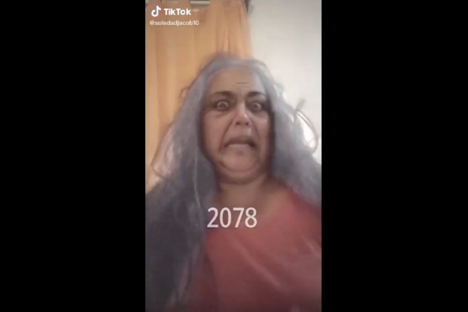 La concejala que se hace zombi tras recibir la vacuna