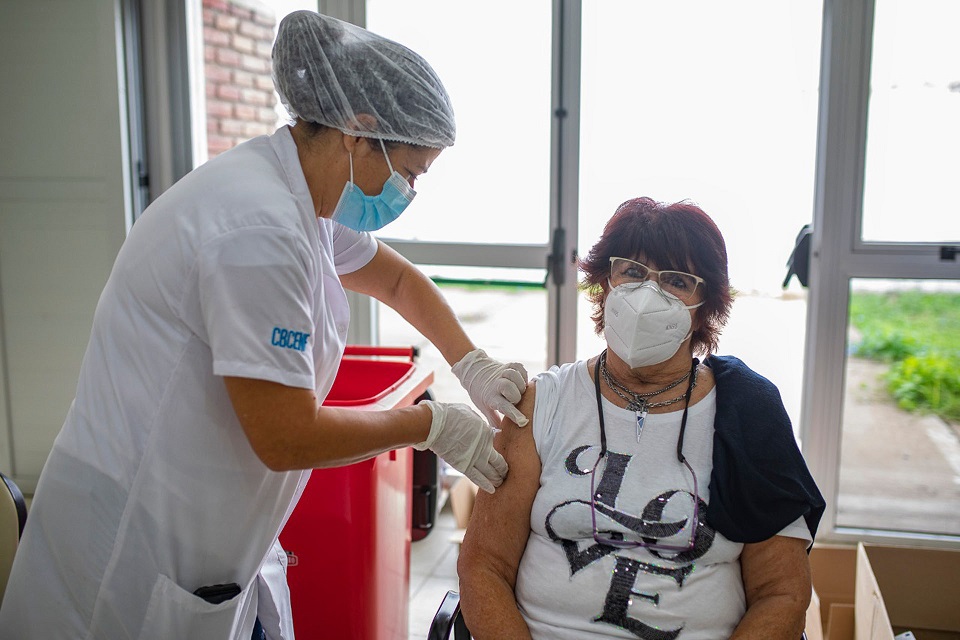 Vacunación: Inscriben a mayores de 60