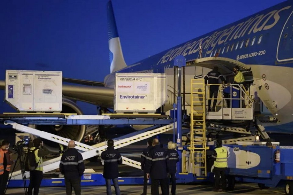 Arribó el primero de tres vuelos con dosis de Sinopharm