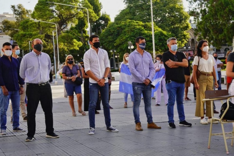 Proponen eximir impuestos y reducir sueldos políticos