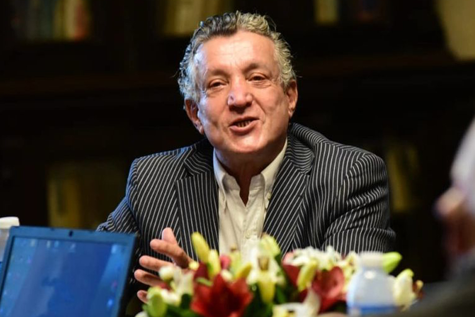 A mis compañeras, compañeros, amigas y amigos