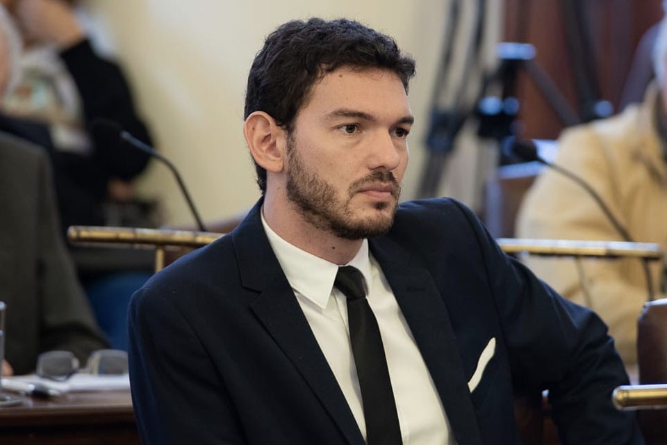 Piden eximir impuestos y bajar sueldos políticos