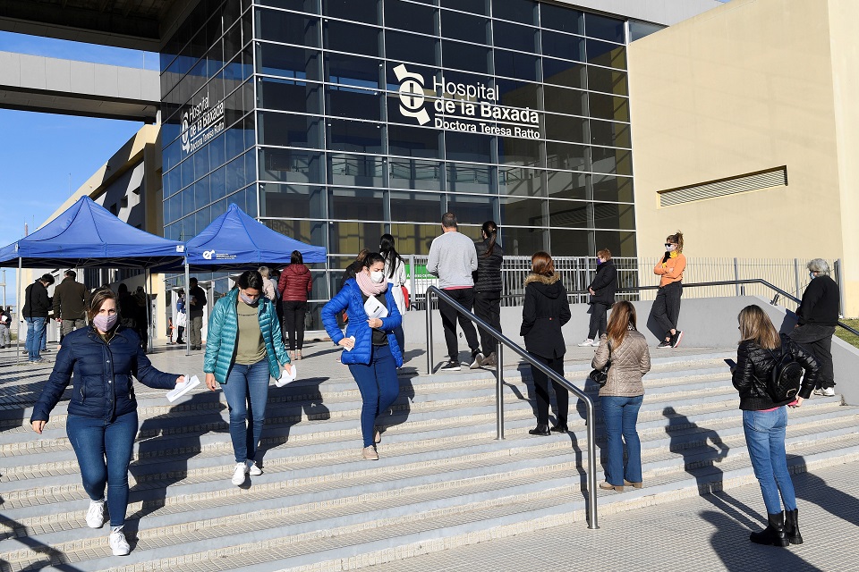 Masivo operativo de vacunación a docentes