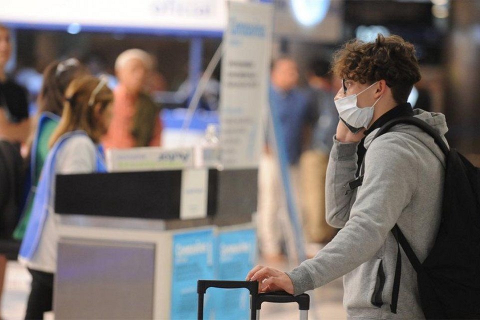 Reducen vuelos con Europa para evitar nuevas cepas