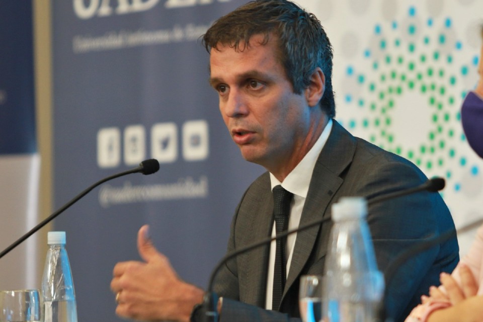 Cresto expone ante empresarios y comerciantes