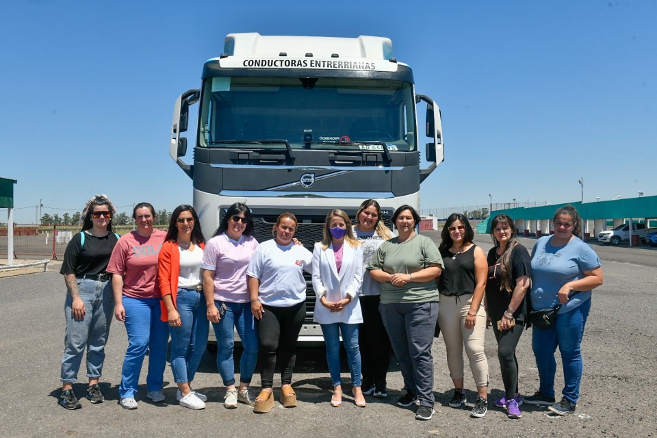 Mujeres obtuvieron su licencia para transporte de cargas