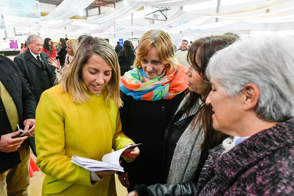 Stratta también apuesta a la literatura