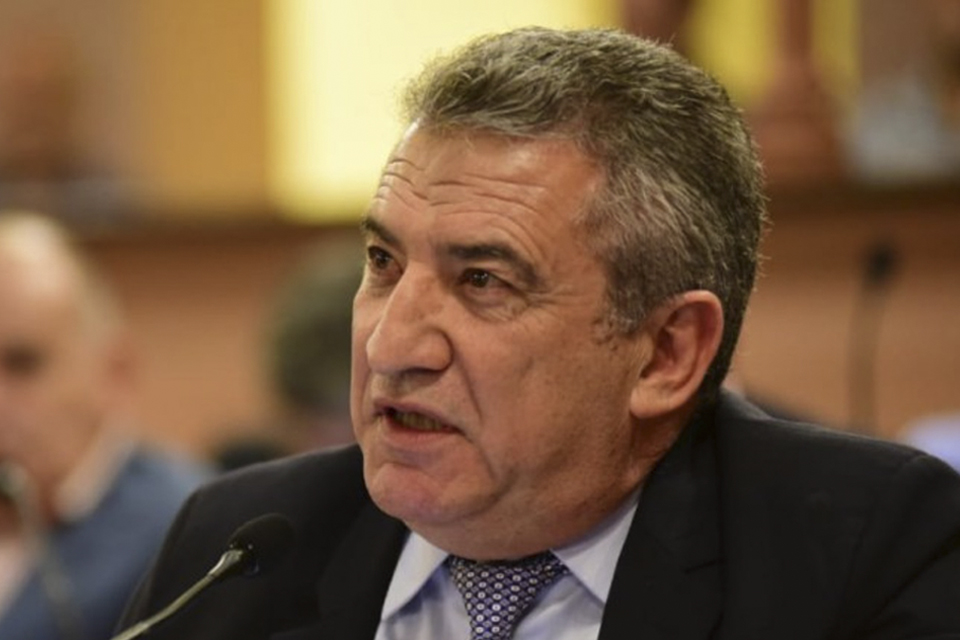 Dijo que no será candidato pero se mueve como tal