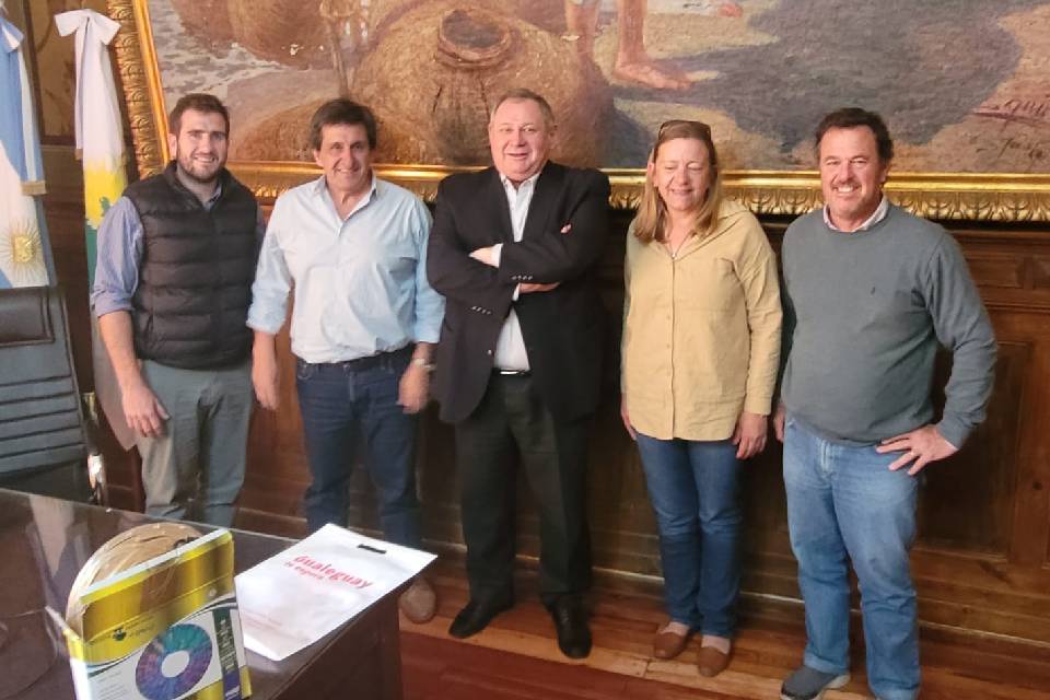 Se sigue mostrando como candidato y reparte críticas