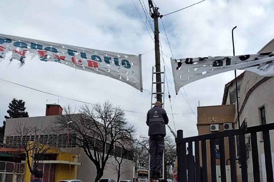 Enersa pide no colgar carteles en estructuras eléctricas