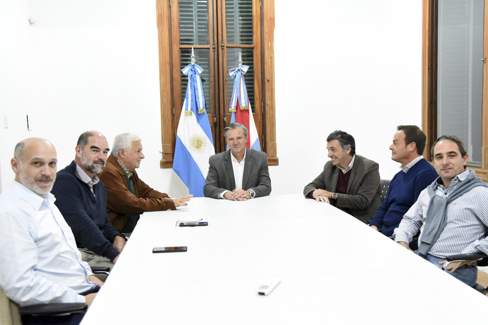 Oliva y Lauritto se muestran con Bahl frente a la posible interna en su ciudad