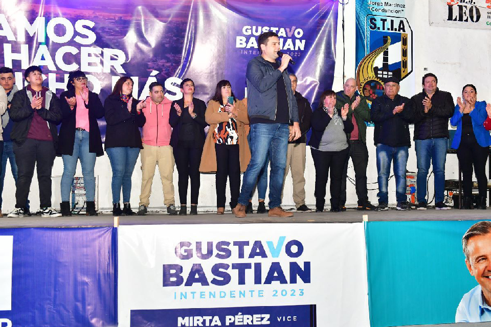 Ante un numeroso público Bastian presentó a sus concejales