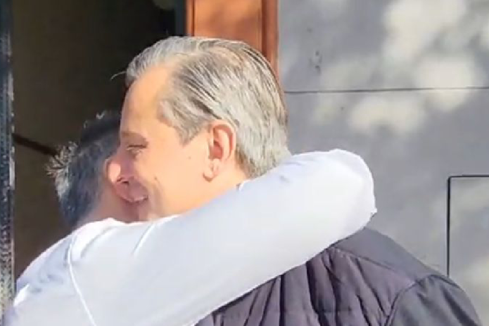 Cruce entre Bahl y Davico pero con abrazos