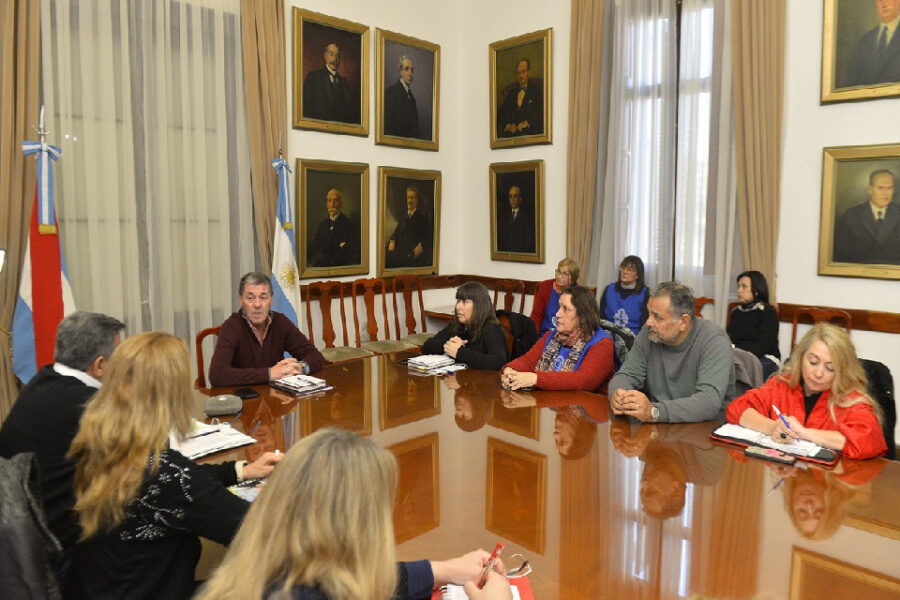 El gobierno convocó a paritarias a estatales y docentes