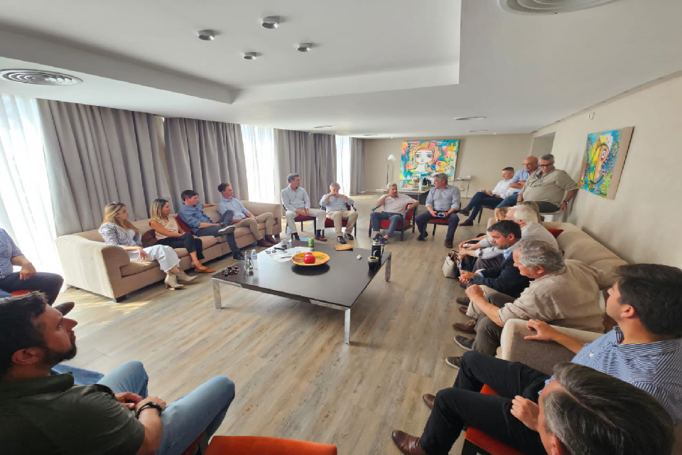 Frigerio con el hermano de su ex rival