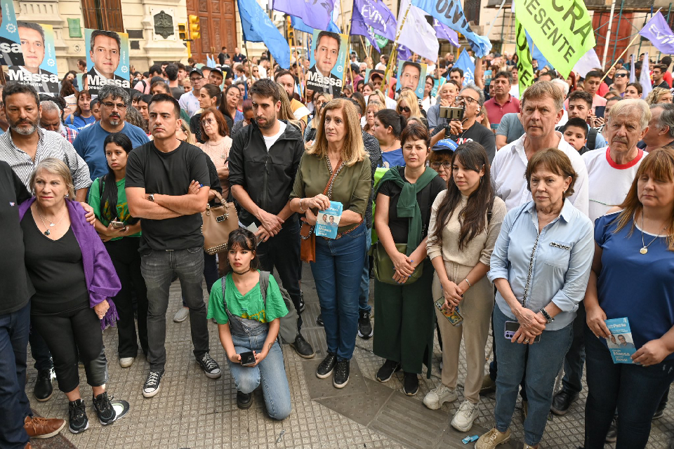 Referentes del PJ de Paraná se sumaron al respaldo a Massa y marcharon por los derechos