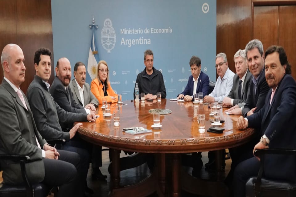 (Mención a Frigerio) Sergio Massa se reunió con los gobernadores y garantizó los fondos para pagar aguinaldo y sueldos