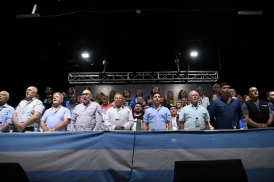 (Mención a Michel y Bordet) Ante la avanzada de Milei, el peronismo deja de lado las diferencias, se abroquela y endurece su rol opositor