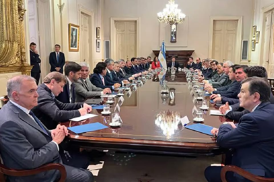 (Mención a Frigerio) Milei les confirmó a los gobernadores que va a reponer Ganancias, pero que será transitorio