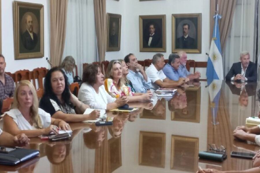 Recomposición del 18% y bono para los estatales de la provincia