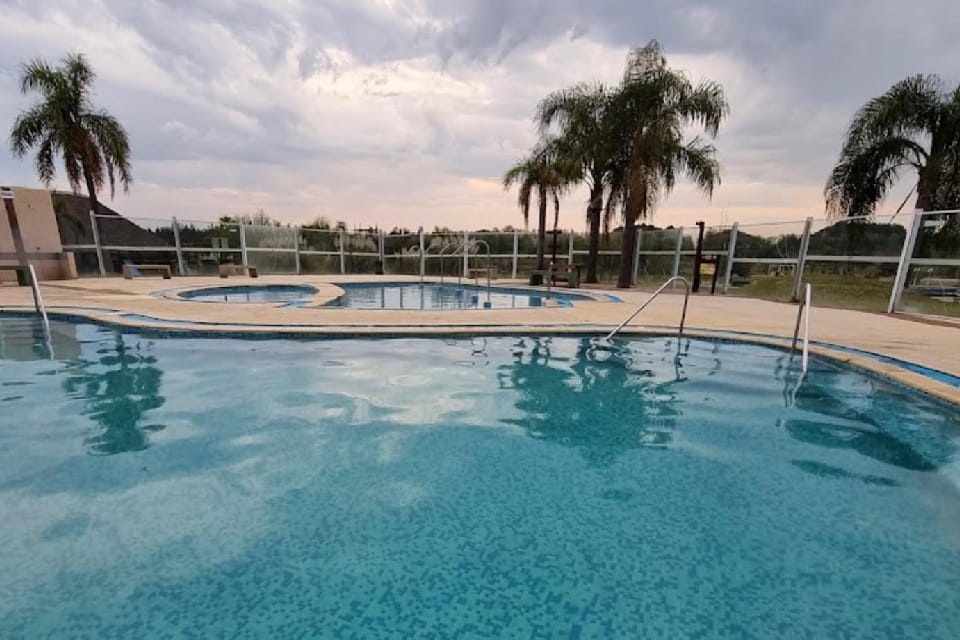 El espectacular complejo termal de Entre Ríos para ir en familia: los jubilados y niños pagan $ 4000