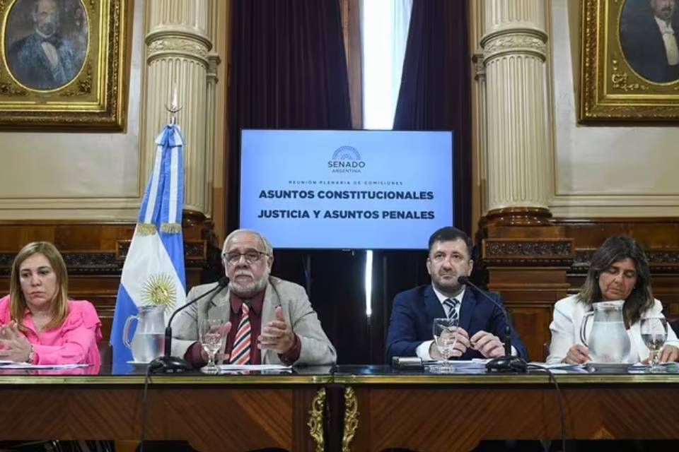 (Mención al entrerriano Kueider) Boleta Única: el oficialismo no logró emitir dictamen en el Senado y se demora el debate