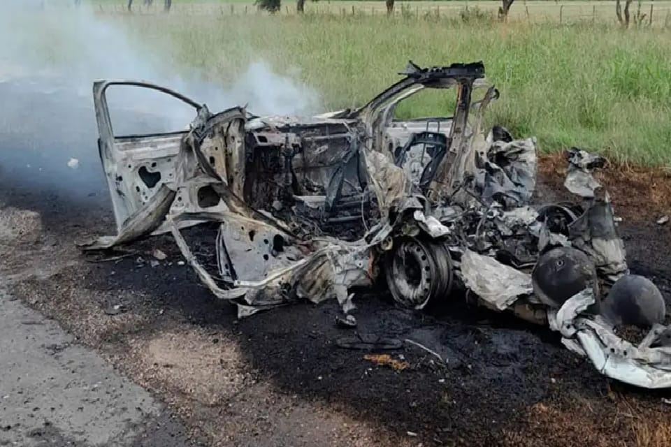 (Ocurrió en Entre Ríos) Un policía y un bombero resultaron heridos por la explosión de un auto: “Estalló el tanque de GNC”