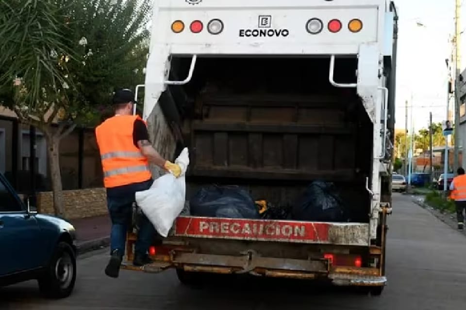 (Es entrerriano) Un intendente salió a recolectar la basura para ver cómo mejorar el servicio
