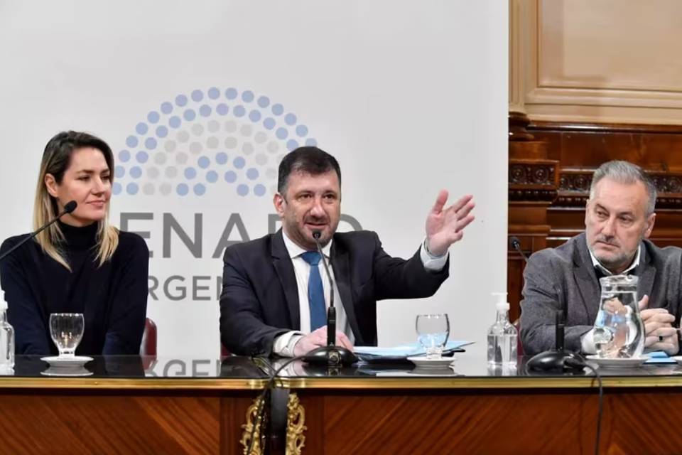 (Mención al entrerriano Kueider) Senado: el oficialismo y la oposición anti K buscan hoy un dictamen exprés para la Boleta Única de Papel