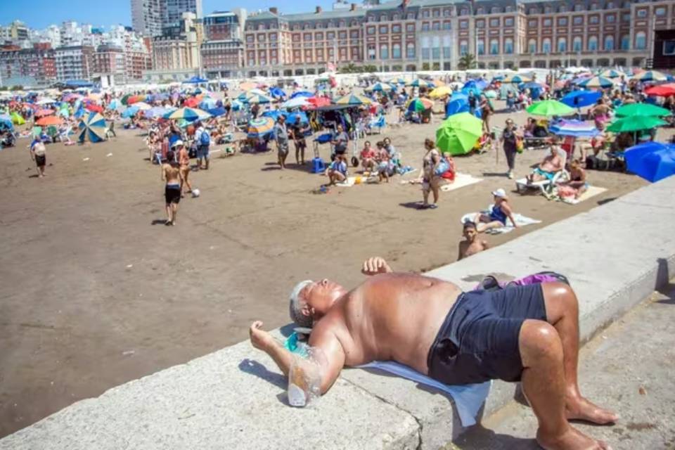 (Mención a Entre Ríos) La ola de calor continúa y más de 10 provincias se encuentran bajo alerta roja por temperaturas extremas