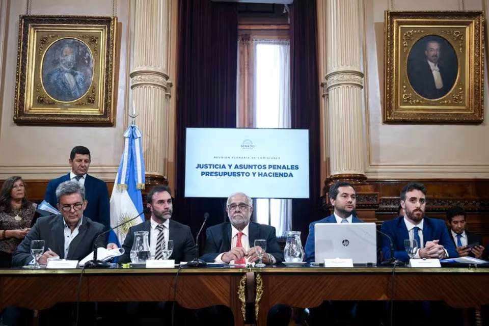 (Mención al entrerriano Kueider) El Senado postergó el dictamen de la ley que refuerza la lucha contra el lavado de activos