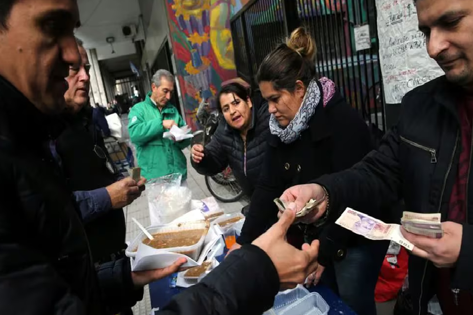 (Mención a localidad entrerriana) La tasa de desocupación llegó al 5,7% en el cuarto trimestre de 2023, con 822 mil desempleados en el país