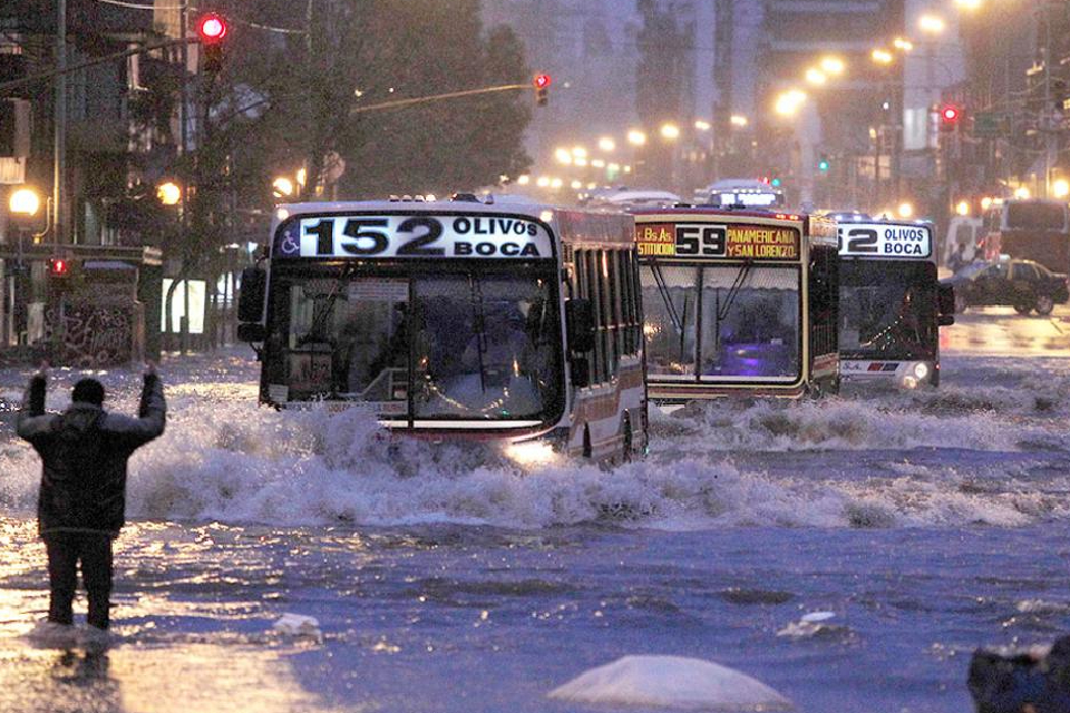 (Mención a Entre Ríos) Sigue el caos por el temporal: más de 28 mil usuarios sin luz en el AMBA y rige el alerta por nuevas tormentas