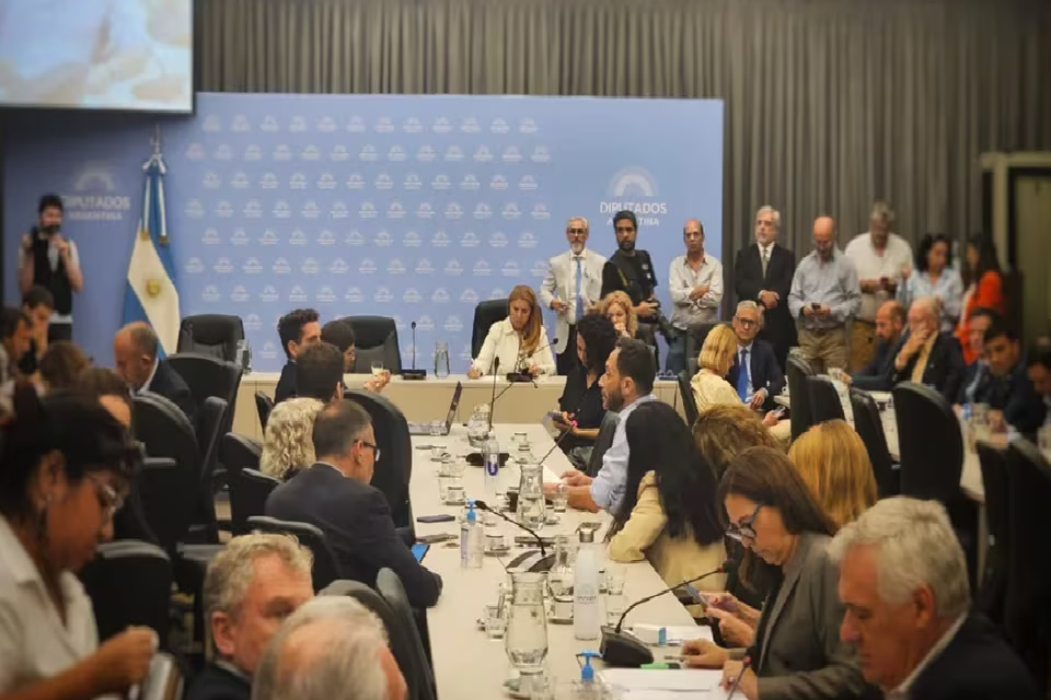 (Mención a diputado entrerriano) Los dialoguistas presionan por la fórmula jubilatoria, pero el oficialismo se mantiene firme