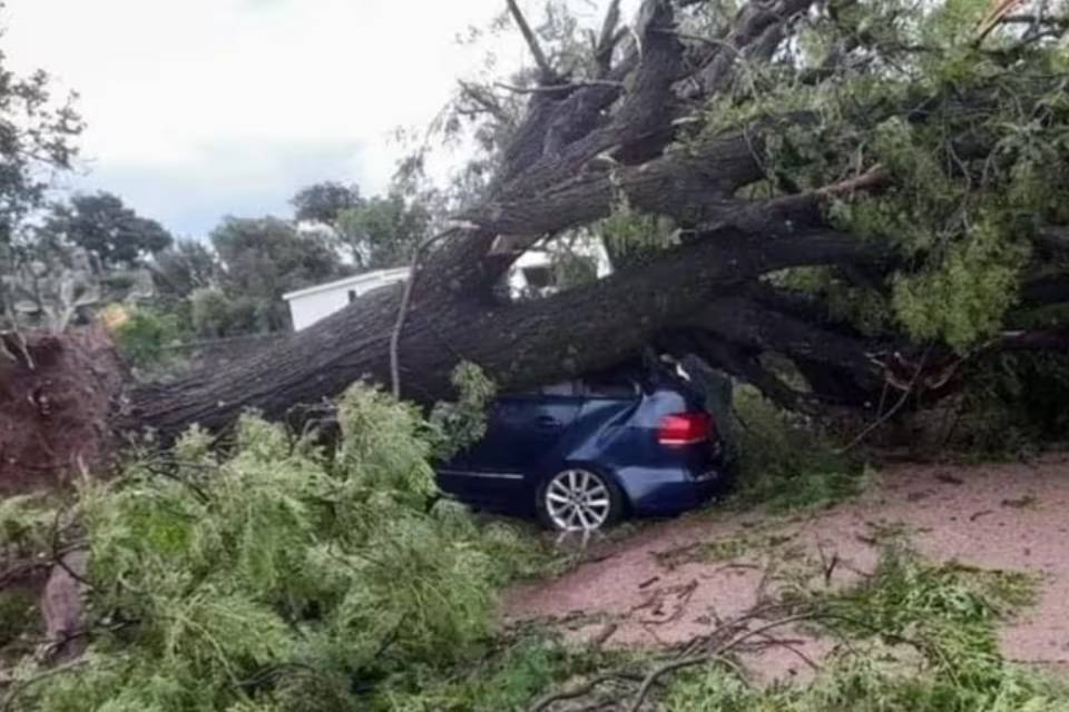 (Mención a Entre Ríos) La cola de un tornado provocó múltiples destrozos en Córdoba y seguirá activa la alerta por tormentas fuertes