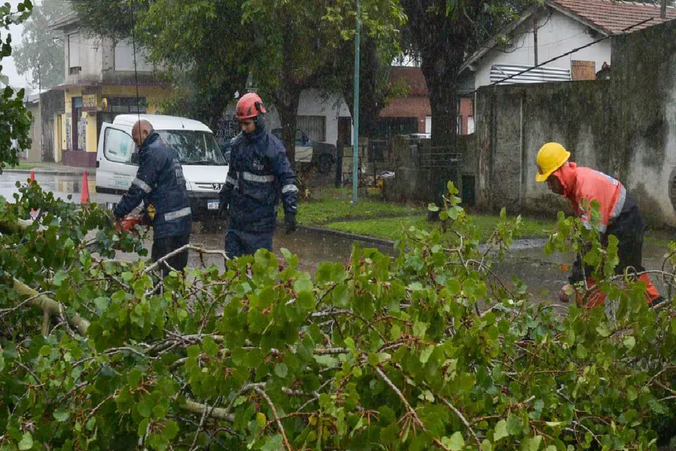 (Mención a Entre Ríos) Las consecuencias del temporal en la Provincia: en Mar del Plata se volaron marquesinas y volcó un camión