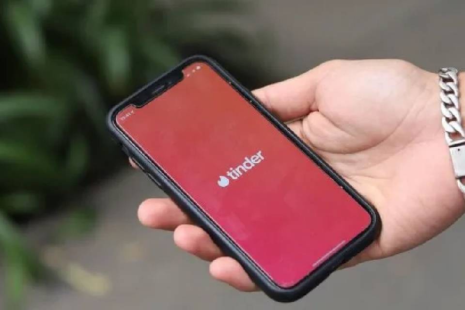 Conoció a un francés por Tinder, lo alojó en Entre Ríos, la estafó y quedó con una deuda millonaria