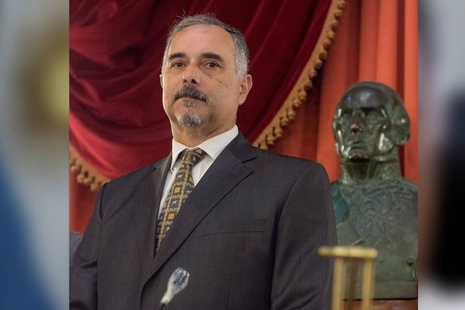 Quiere trabajar como abogado y que no le saquen la jubilación de juez