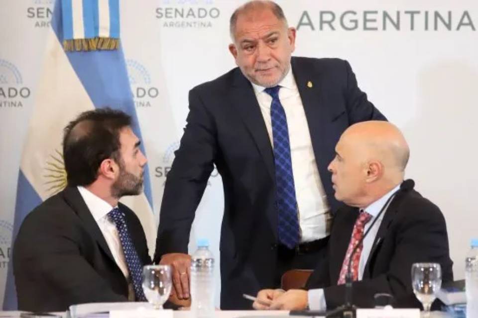 (Mención al entrerriano Kueider) Tras negociaciones a contra reloj, el Gobierno consiguió dictamen para la ley bases en Senado