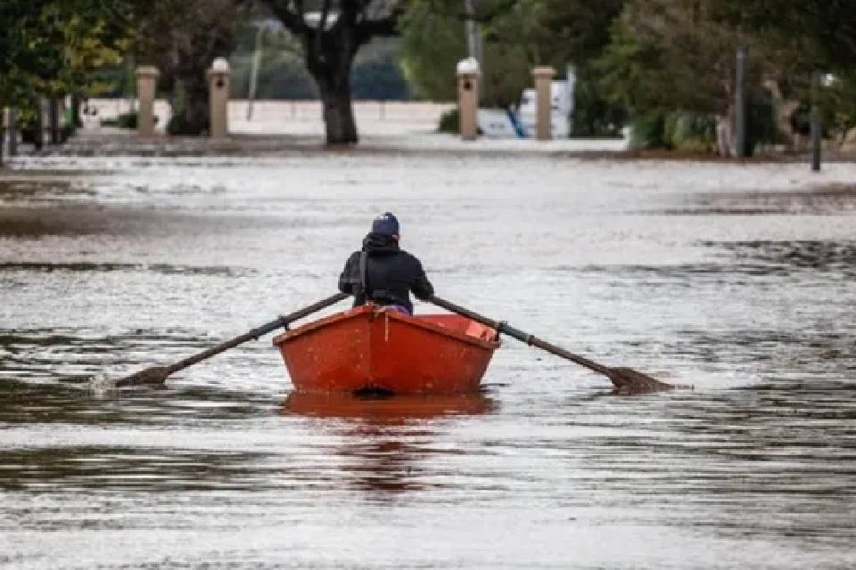 (Mención a Entre Ríos) Inundaciones en el Litoral: baja el nivel del agua en Corrientes, pero en Concordia sigue la alerta