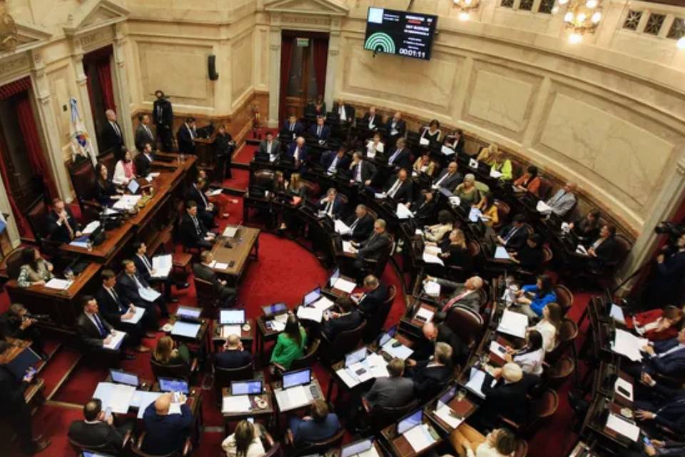 (Mención al entrerriano Kueider) Senado debate ley Bases: el dictamen se pelea voto a voto