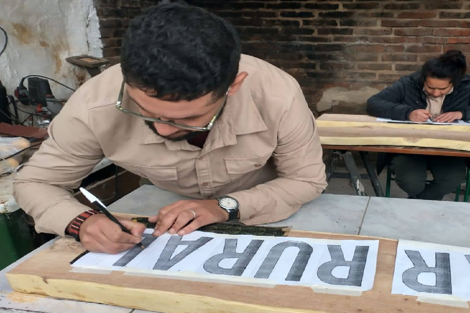 Villaguay presente en un curso de cartelería en madera